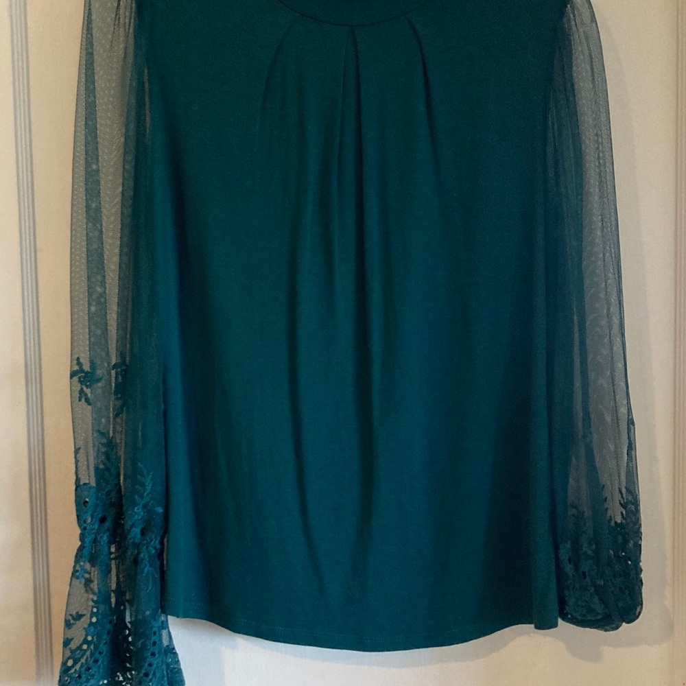 Women’s top with wide lace sleeves